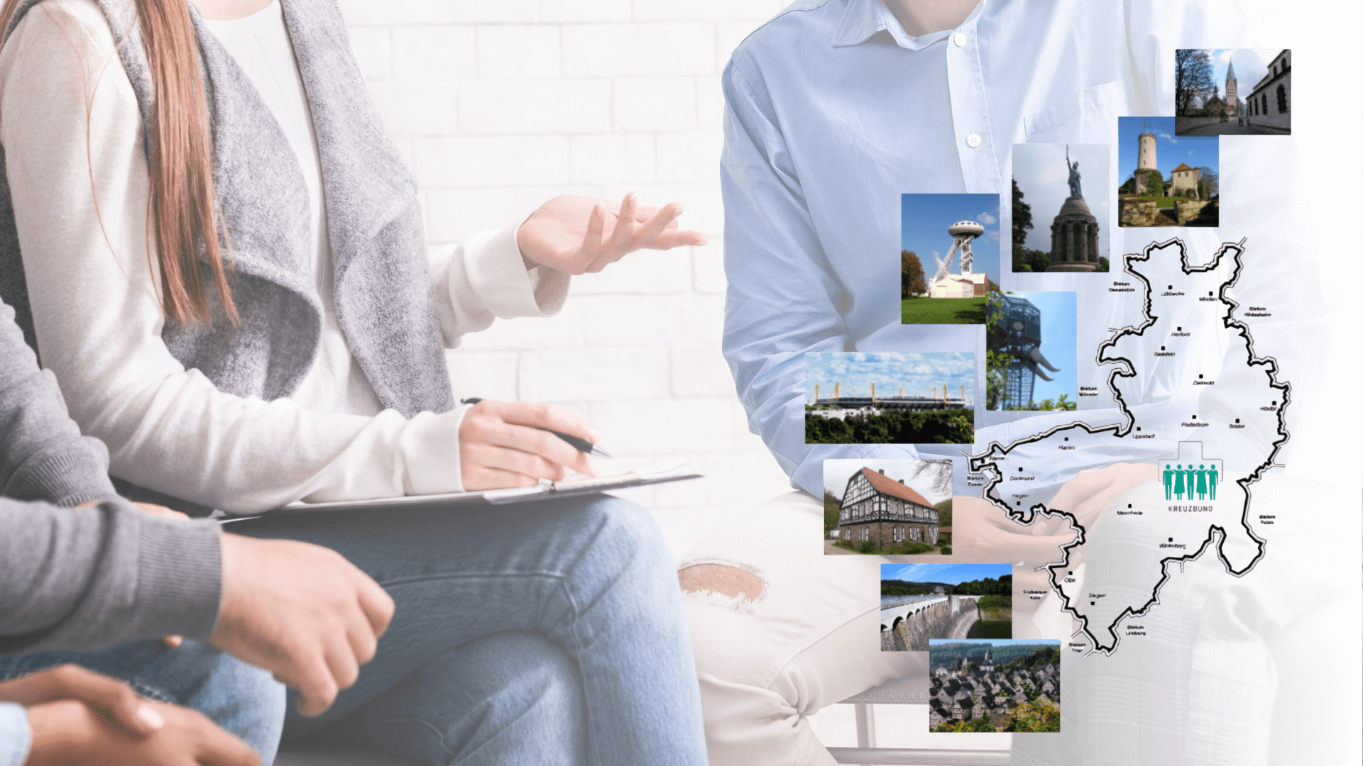 Personen sitzen in einer Gesprächsrunde; im Vordergrund sind Hände und ein Schreibblock zu sehen. Rechts im Bild befindet sich eine Landkarte von Nordrhein‑Westfalen mit mehreren kleinen Fotos typischer regionaler Sehenswürdigkeiten.