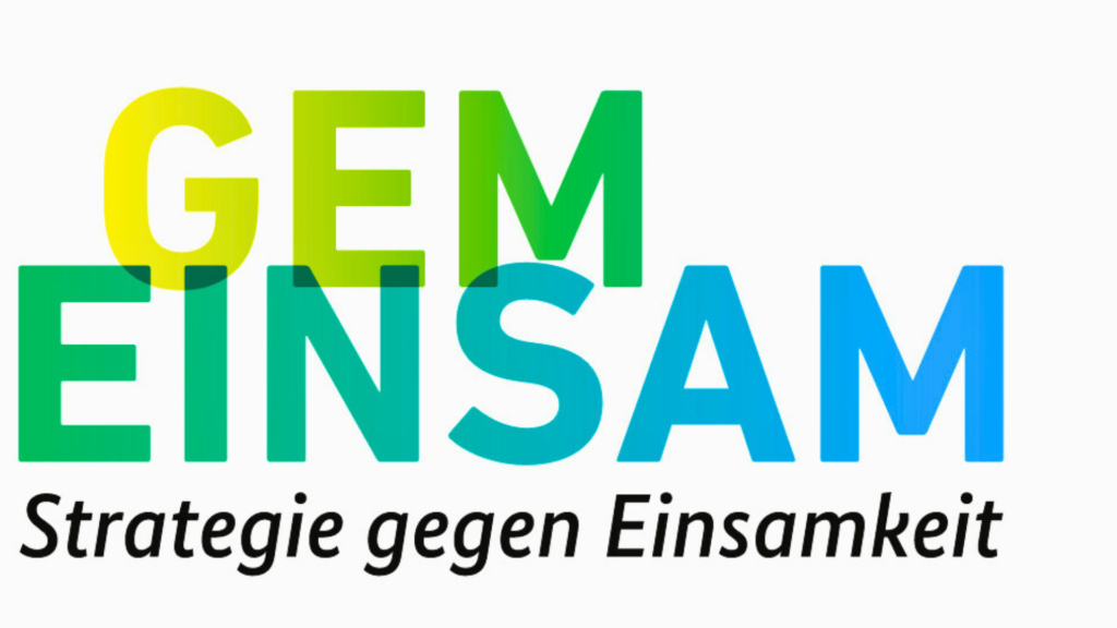 Das Bild zeigt den Schriftzug „GEMEINSAM“, wobei die Buchstaben „GEM“ und „EINSAM“ farblich unterschiedlich gestaltet sind, um die Worte „Gemeinsam“ und „Einsam“ hervorzuheben. Darunter steht der Text „Strategie gegen Einsamkeit“. Es handelt sich um ein visuelles Spiel mit den Worten, das den Fokus auf den Gemeinschaftsaspekt als Lösung gegen Einsamkeit lenkt.