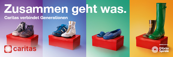 Vier verschiedenfarbige Hintergründe mit jeweils zwei Paar Schuhen auf roten Podesten: bunte Kinderschuhe, Sportschuhe, Hausschuhe und grüne Gummistiefel. Dazu der Text: ‚Zusammen geht was. Caritas verbindet Generationen‘ sowie Logos von Caritas und GlücksSpirale.