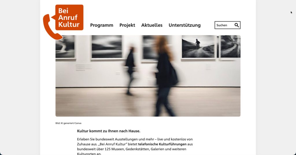 Webseite von „Bei Anruf Kultur“ mit einem großen Headerbild: Mehrere Personen gehen durch einen Ausstellungsraum mit schwarz‑weißen Fotografien an der Wand. Oben links steht das Logo „Bei Anruf Kultur“, daneben die Navigationspunkte Programm, Projekt, Aktuelles und Unterstützung.