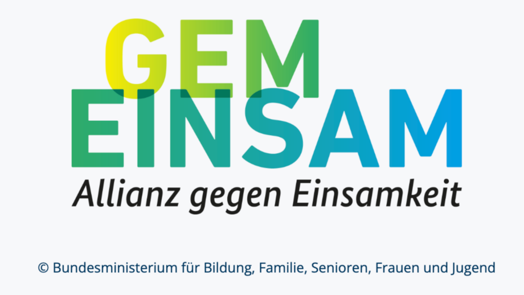 ogo der Allianz gegen Einsamkeit: Der Text 'GEM EINSAM' ist farbig gestaltet, wobei die Buchstaben in verschiedenen Grüntönen und Blau gehalten sind. Darunter steht der Slogan 'Allianz gegen Einsamkeit' in schwarzer Schrift. Im unteren Bereich ist das Bundesministerium für Bildung, Familie, Senioren, Frauen und Jugend als Urheber angegeben.